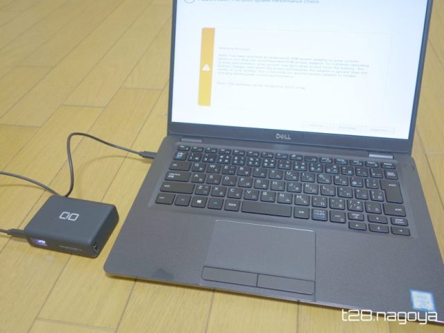 ノートPCに充電の様子