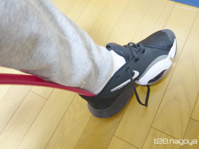 スニーカーを靴べらで履く