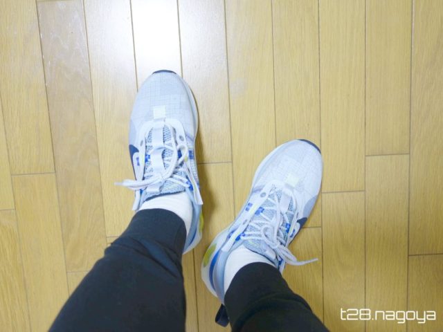 スニーカーを上から見た様子