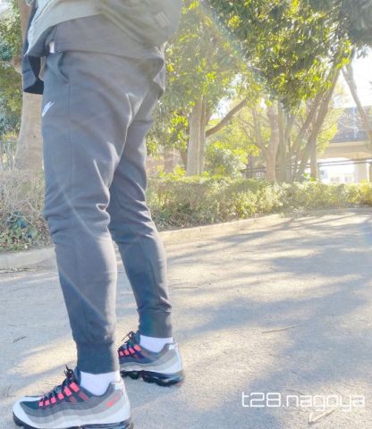 ズボンを穿く