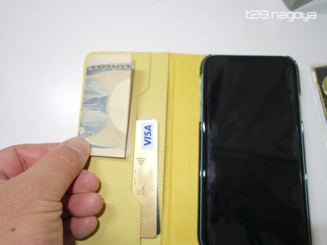 スマホケースにお札とカード
