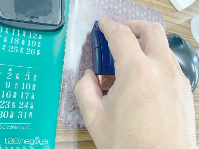 マウスを握る