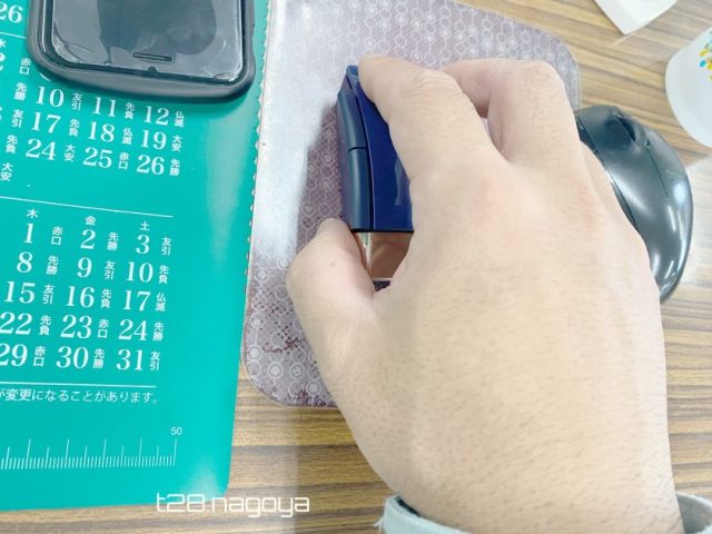 マウスを握る