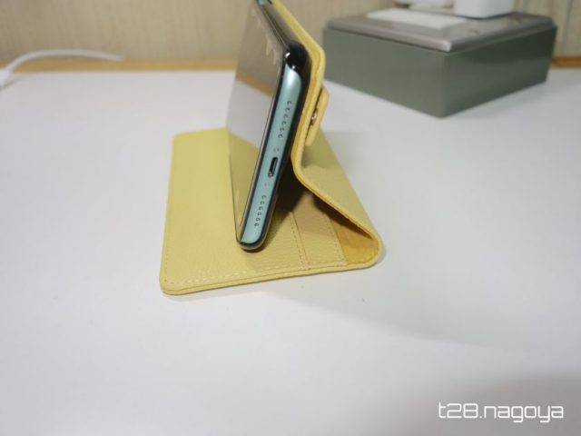 スマホケースがスタンドになる
