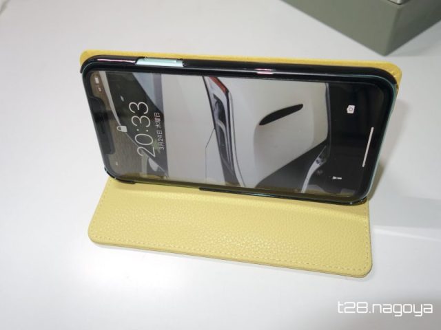 スマホケースがスタンドになる