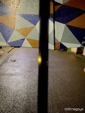 夜の強風でも傘が捲れない様子