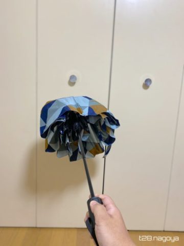 傘を開く