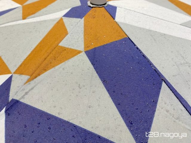 生地を雨で濡らした状態