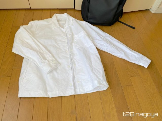 室内灯の下にシャツ
