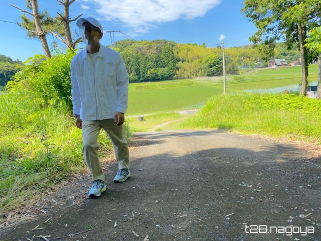 太陽光の下にシャツを着る